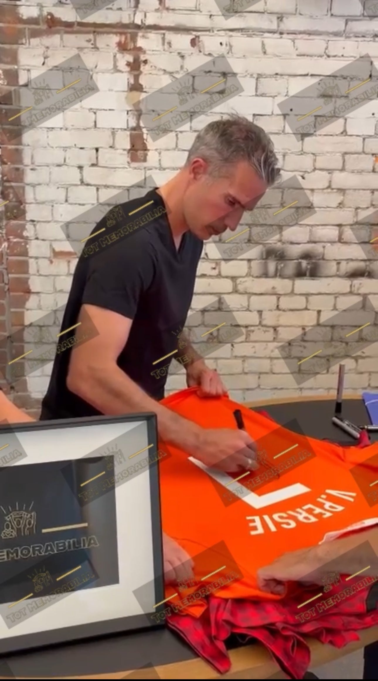 Robin van Persie Netherlands - Signed & Framed Shirt/Jersey - Signing Session