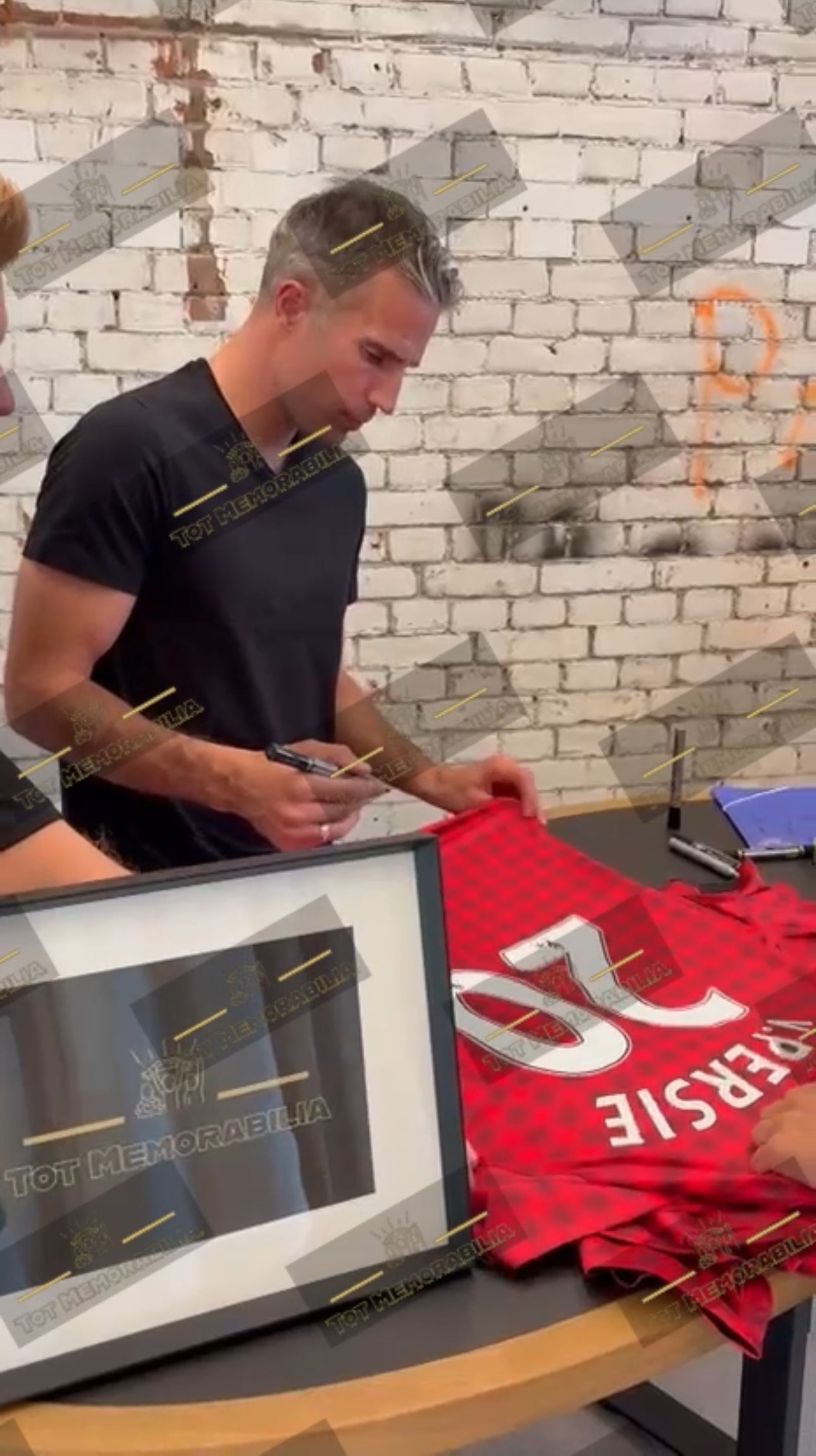 Robin van Persie Manchester United - Signed & Framed Shirt/Jersey - Signing Session