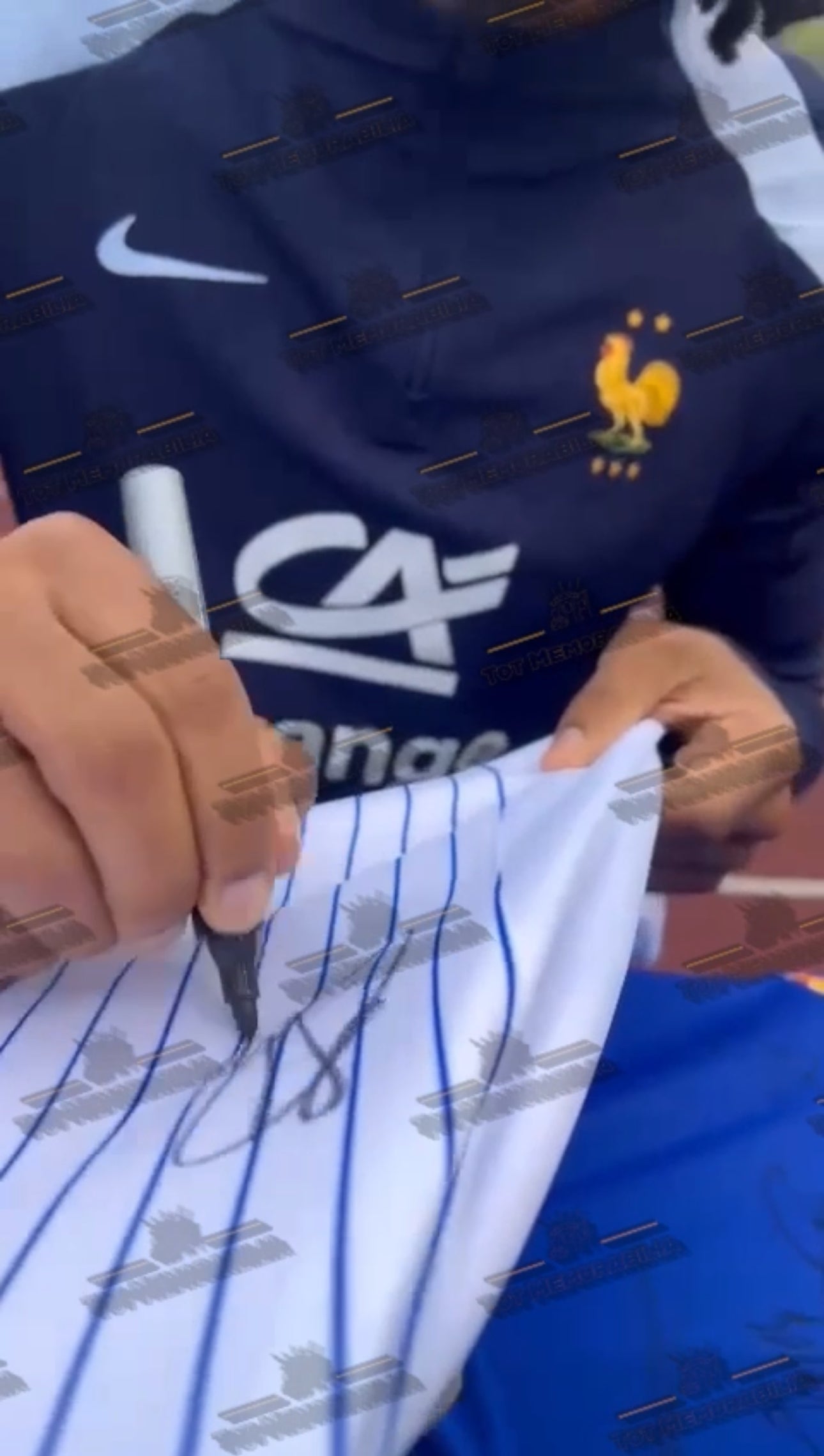 Squad Signed France - Signed Jersey/Shirt - Proof